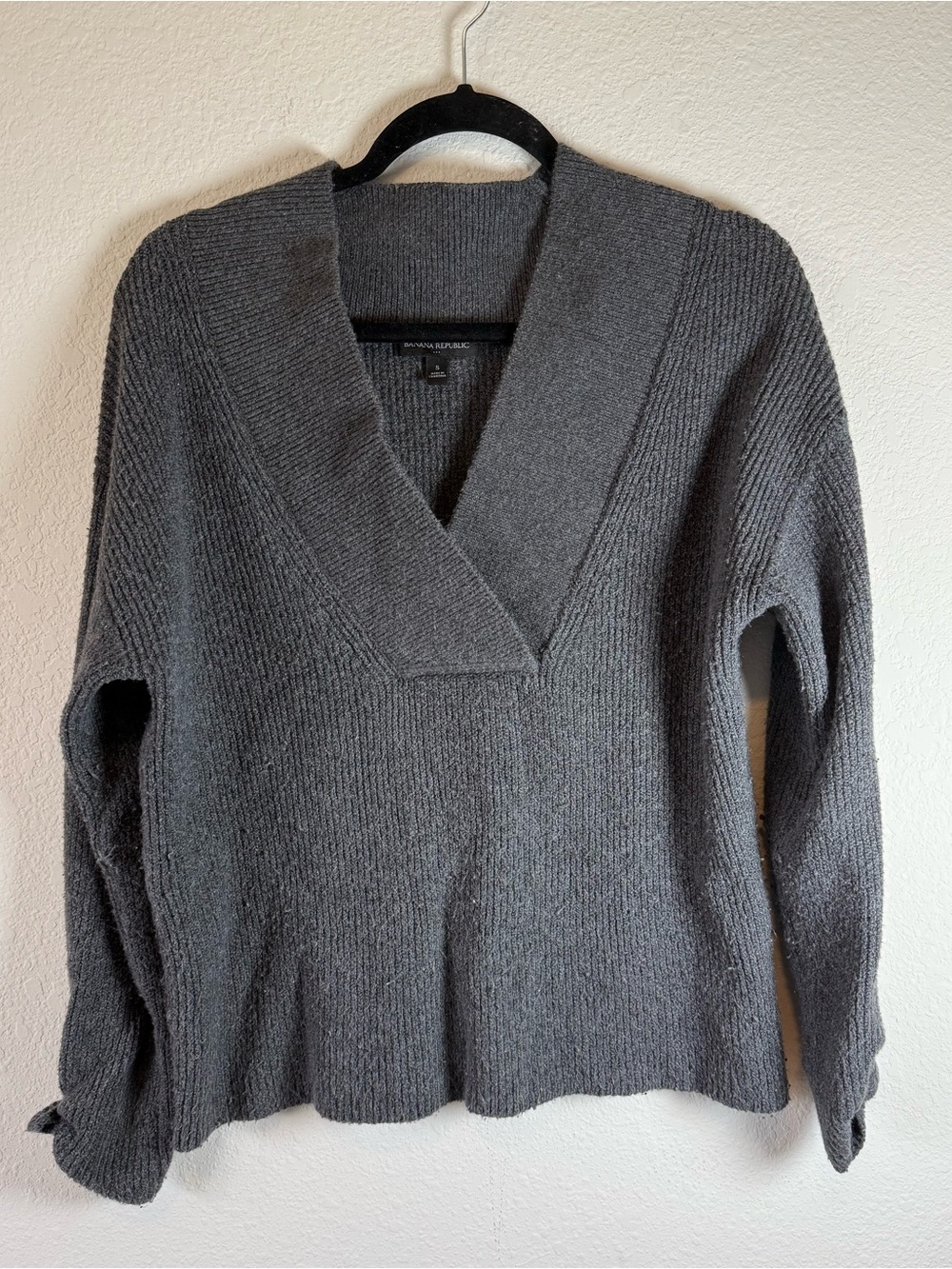 Banana Republic Gray Ribbed Knit Sweater Size Small V-Neck Twist Cuffs